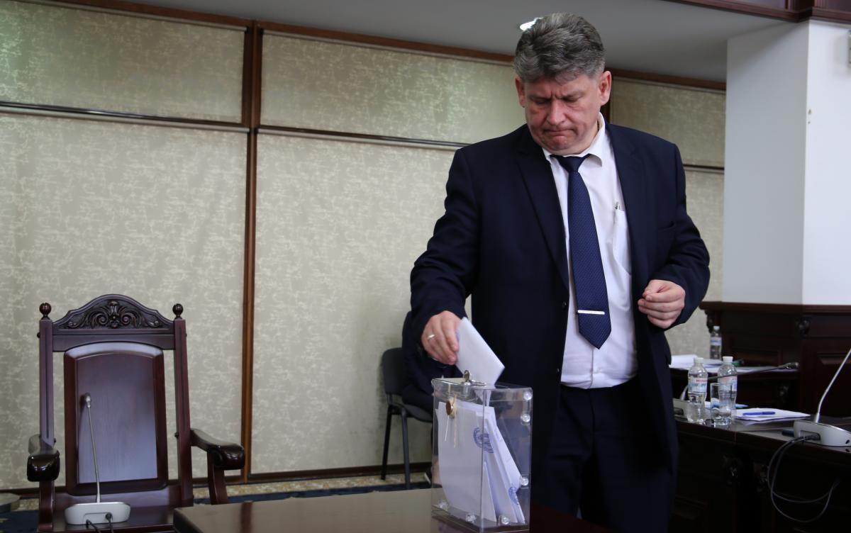 Top judicial official, previously accused of holding Russian citizenship, resigns