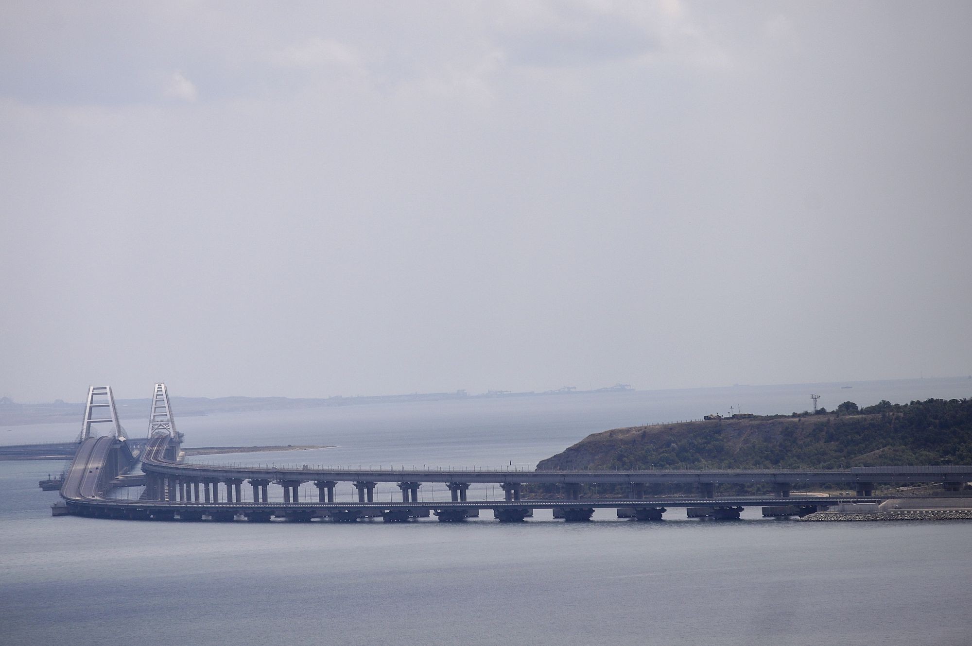 Oil spill in Black Sea sparks environmental emergency near Crimea