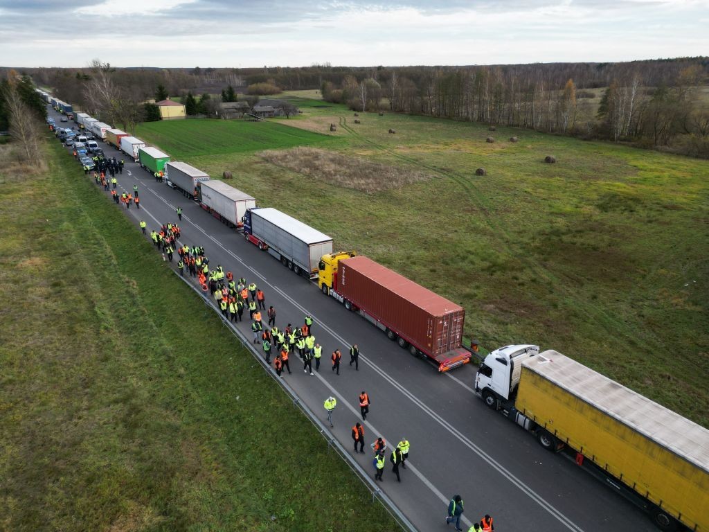 Polish protesters end blockade at Ukraine's border after court ruling