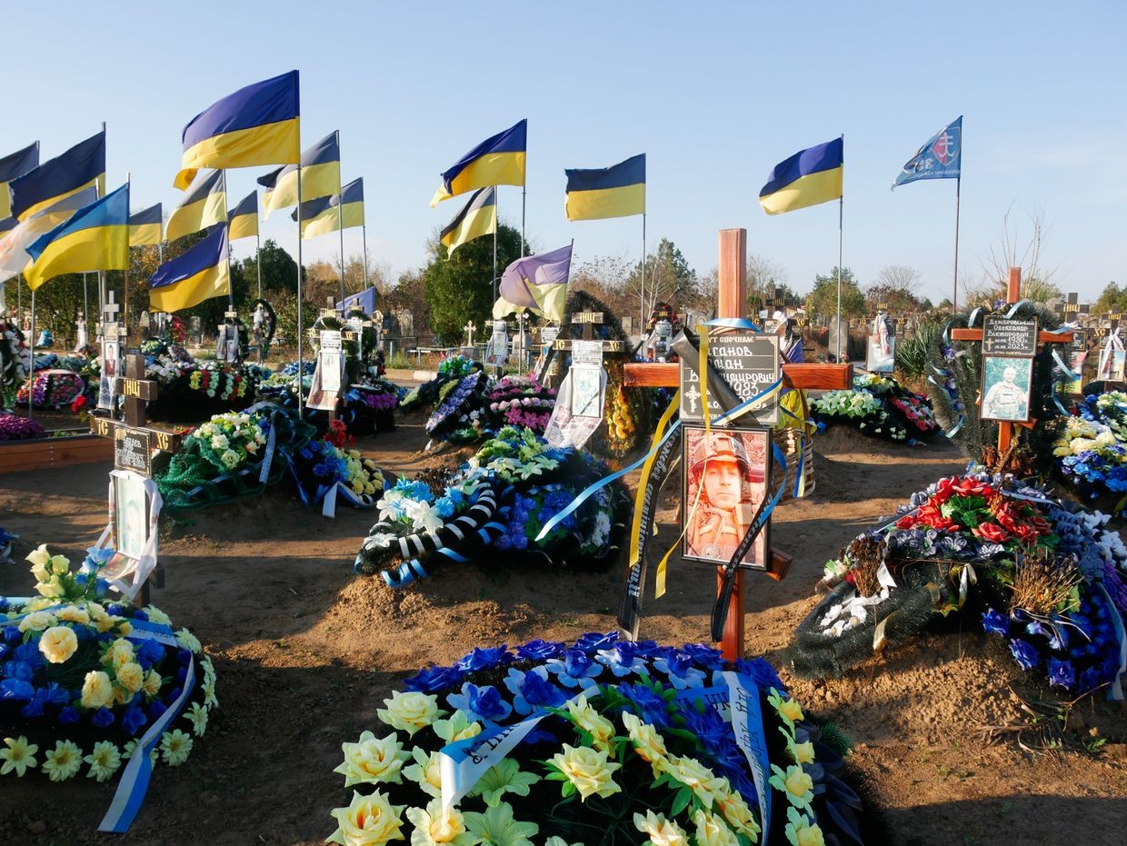 Ukraine brings back bodies of 909 fallen soldiers
