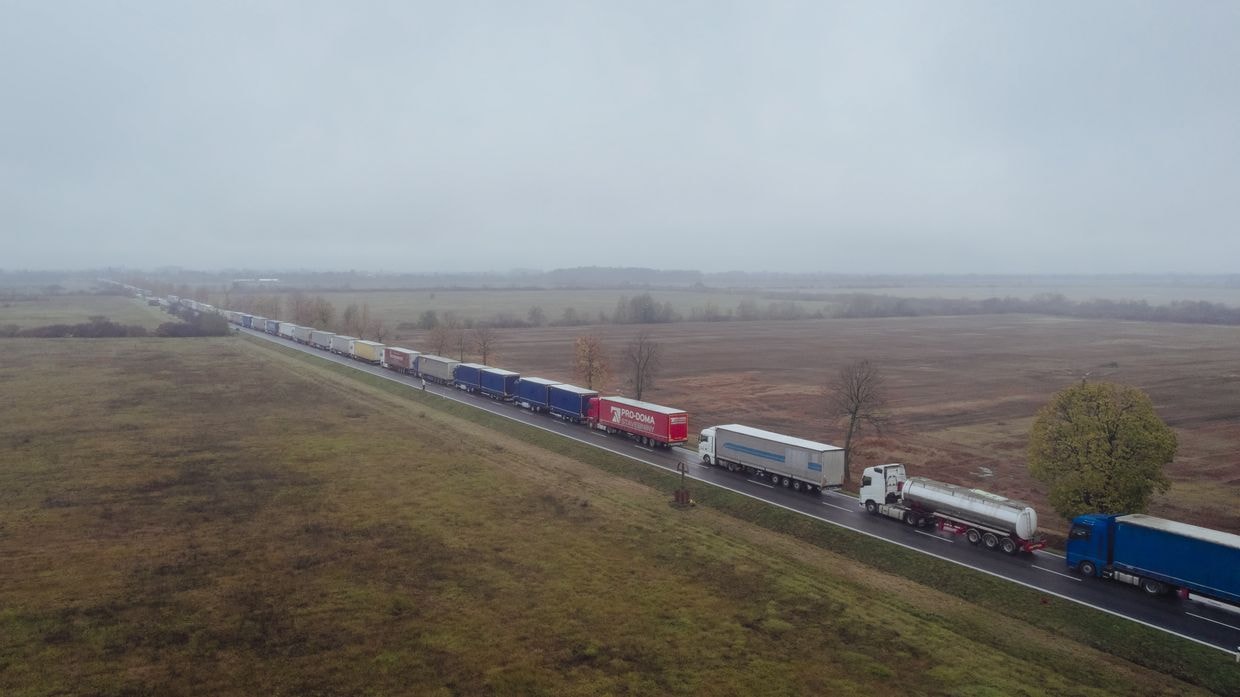 Border Guard: Slovak haulers block checkpoint at Slovakia-Ukraine border