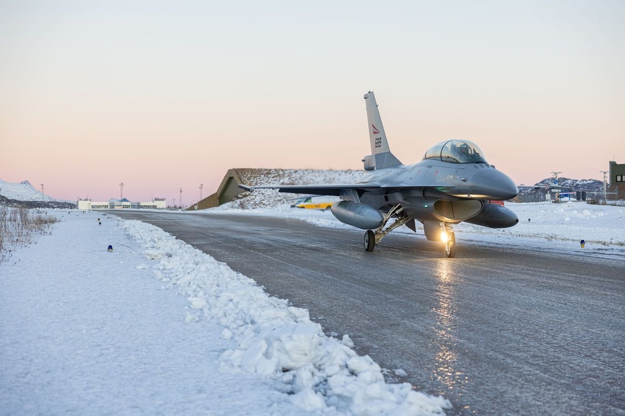10 Ukrainian soldiers complete F-16 maintenance training in Netherlands