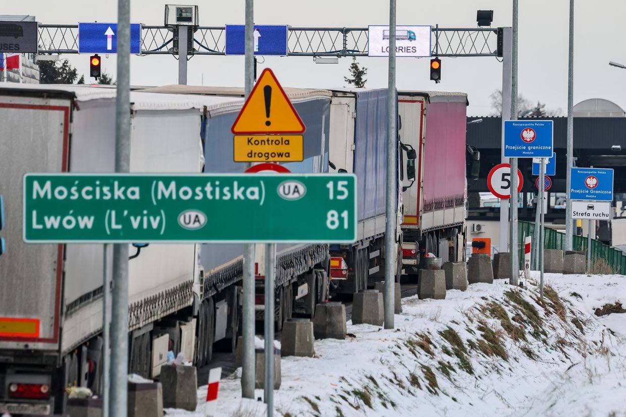 State Border Guard: Polish farmers completely block Medyka-Shehyni border crossing