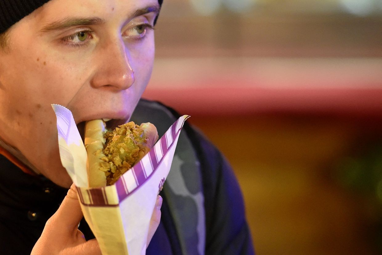 Russians still enjoying American burgers and sandwiches as companies refuse to leave