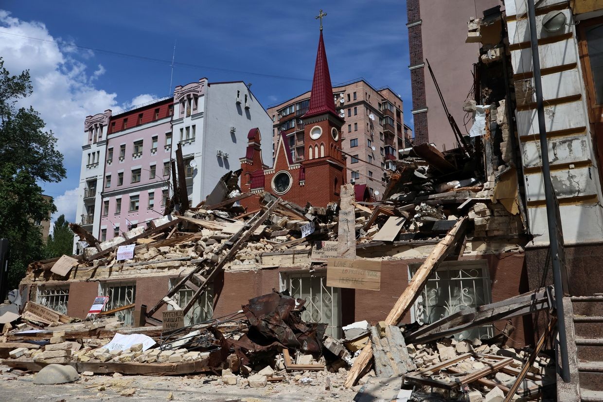 The rubble of a manor house of the second half of the 19th century lies piled up illegally demolished in the historic center