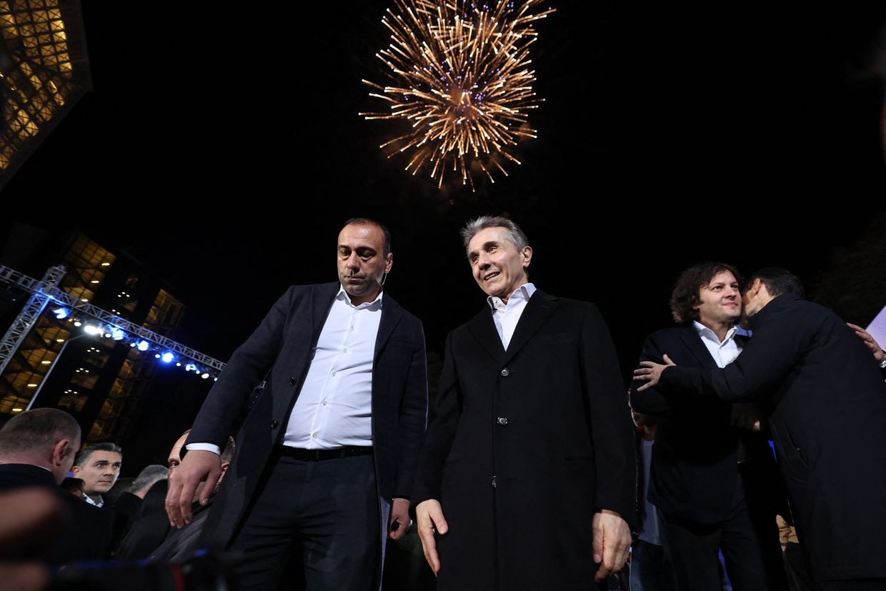 Georgian oligarch Bidzina Ivanishvili (C) and Georgian Prime Minister Irakli Kobakhidze (R)