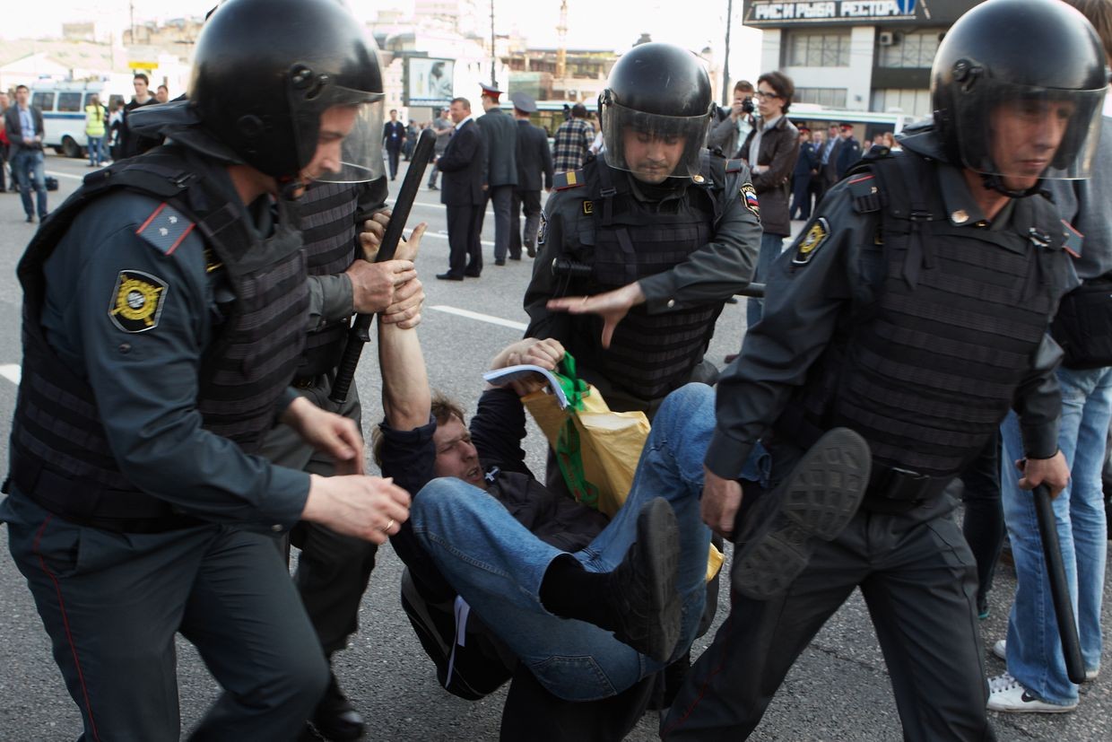 Russian journalist and outspoken war critic escapes from house arrest