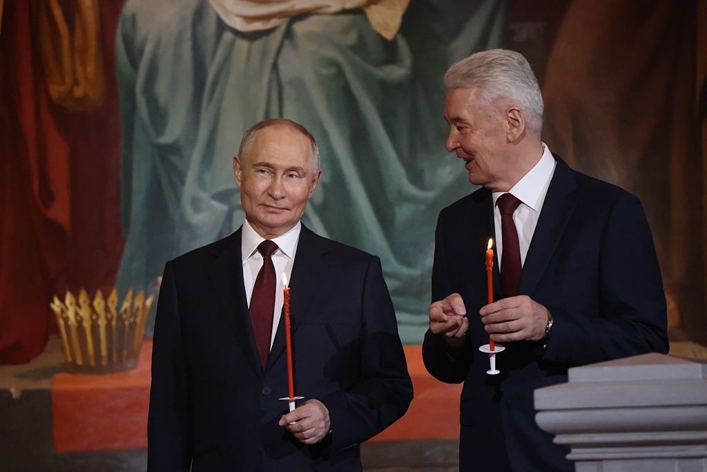 Putin attends Easter service in Moscow as Ukraine reports attacks despite ceasefire
