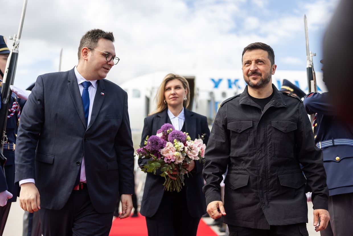 Zelensky arrives in Czech Republic to discuss artillery, F-16 support