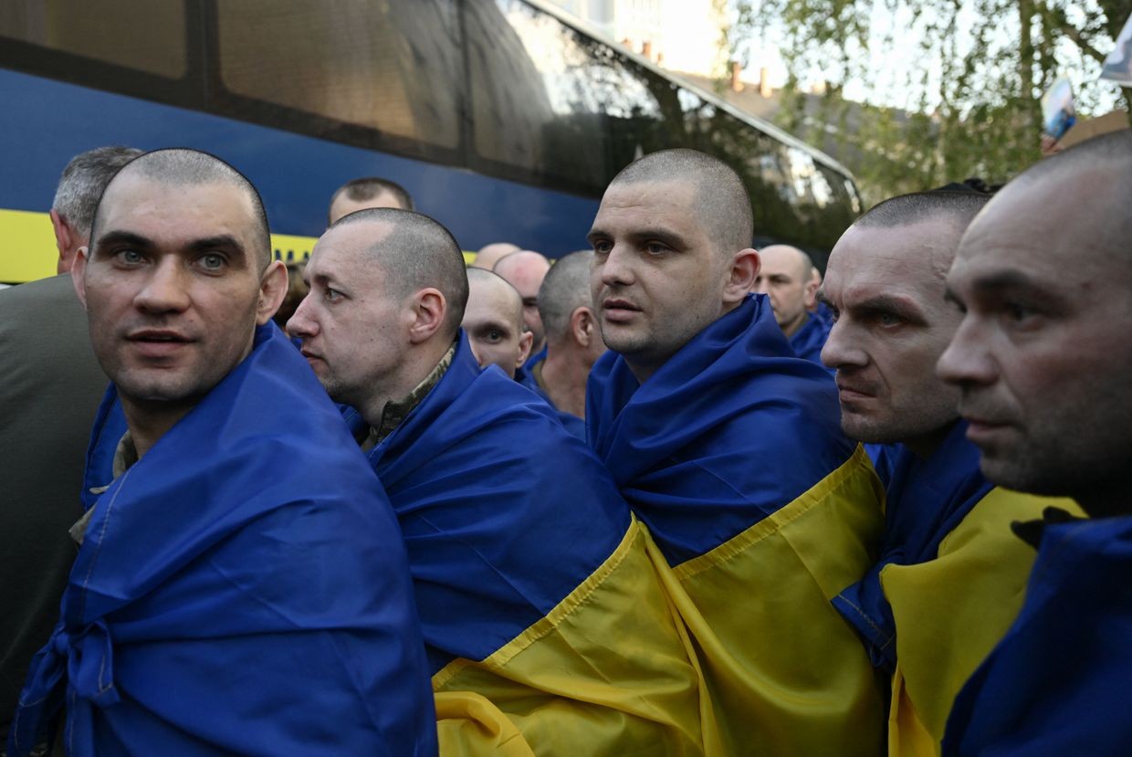 Ukrainian POWs leave a bus in the Chernihiv Oblast after a prisoner exchange on May 23, 2025