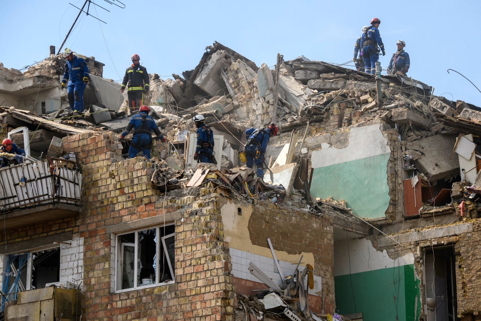 Ukraine war latest: Russian mass attack on Kyiv kills at least 21, including 4 children