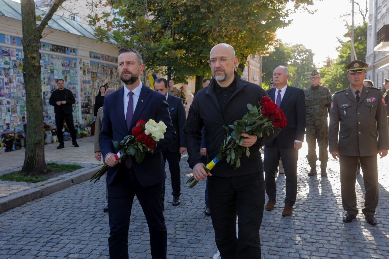 Polish defense minister arrives in Kyiv, touts new drone cooperation deal with Ukraine