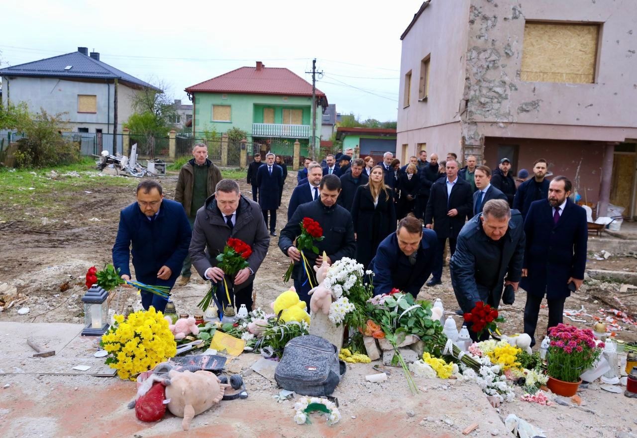 Poland's foreign minister visits western Ukraine amid mass Russian attack on Kyiv, other cities