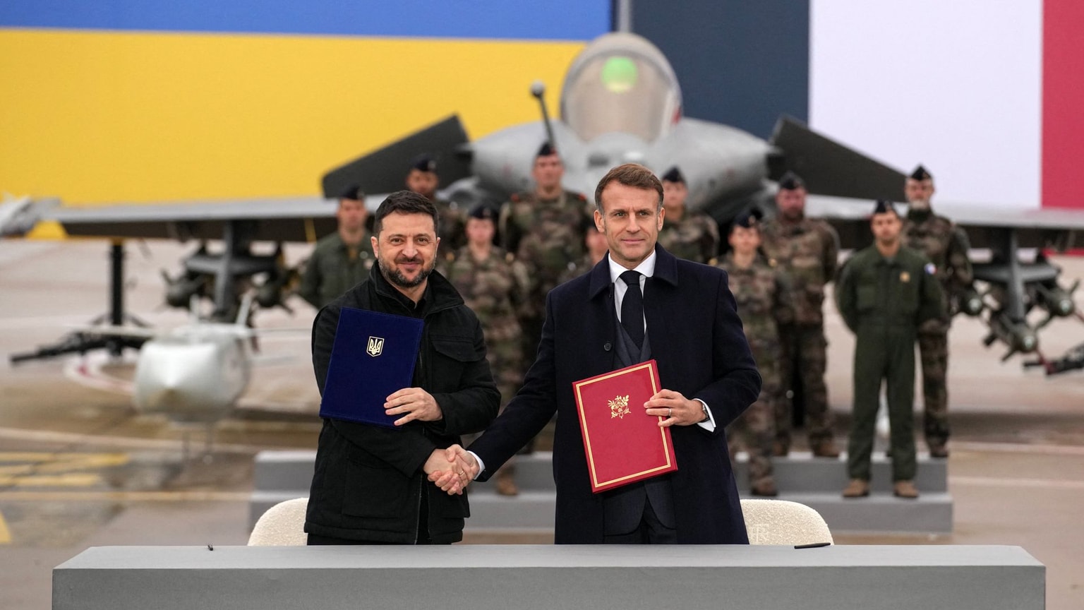 France’s President Emmanuel Macron (R) and President Volodymyr Zelensky (L) near Paris, France, on Nov. 17, 2025.