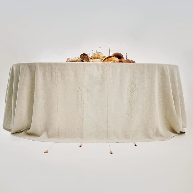 linen-tablecloth-by-ukrainian-brand-gnizdo