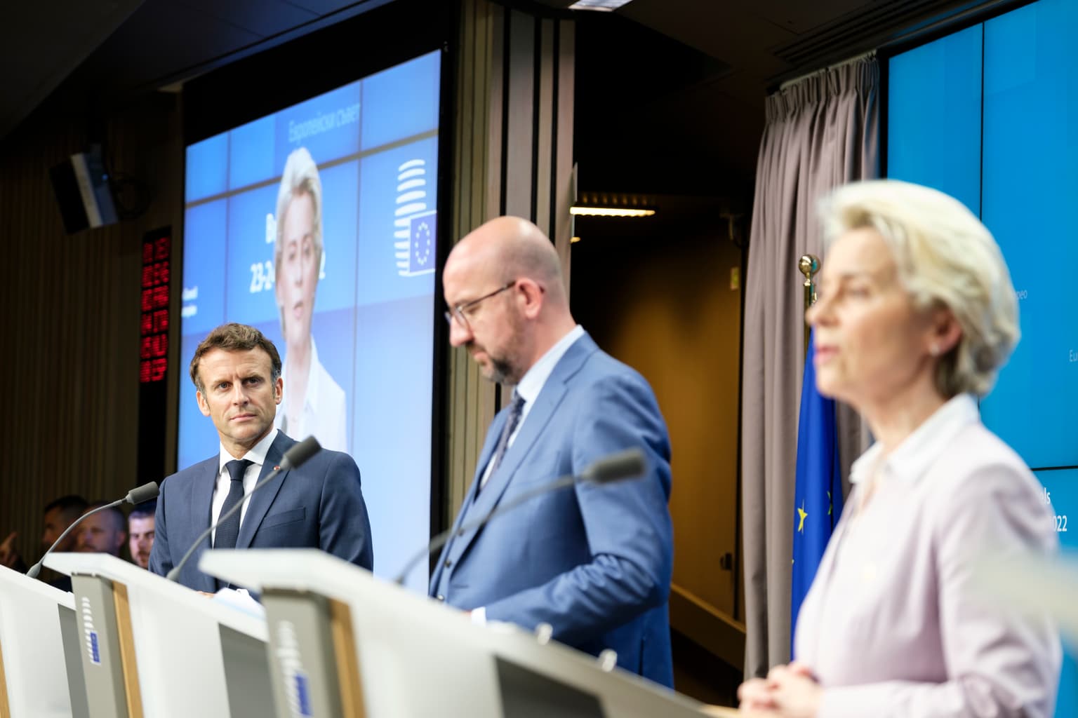 EU leaders grant candidate status to Ukraine, Moldova