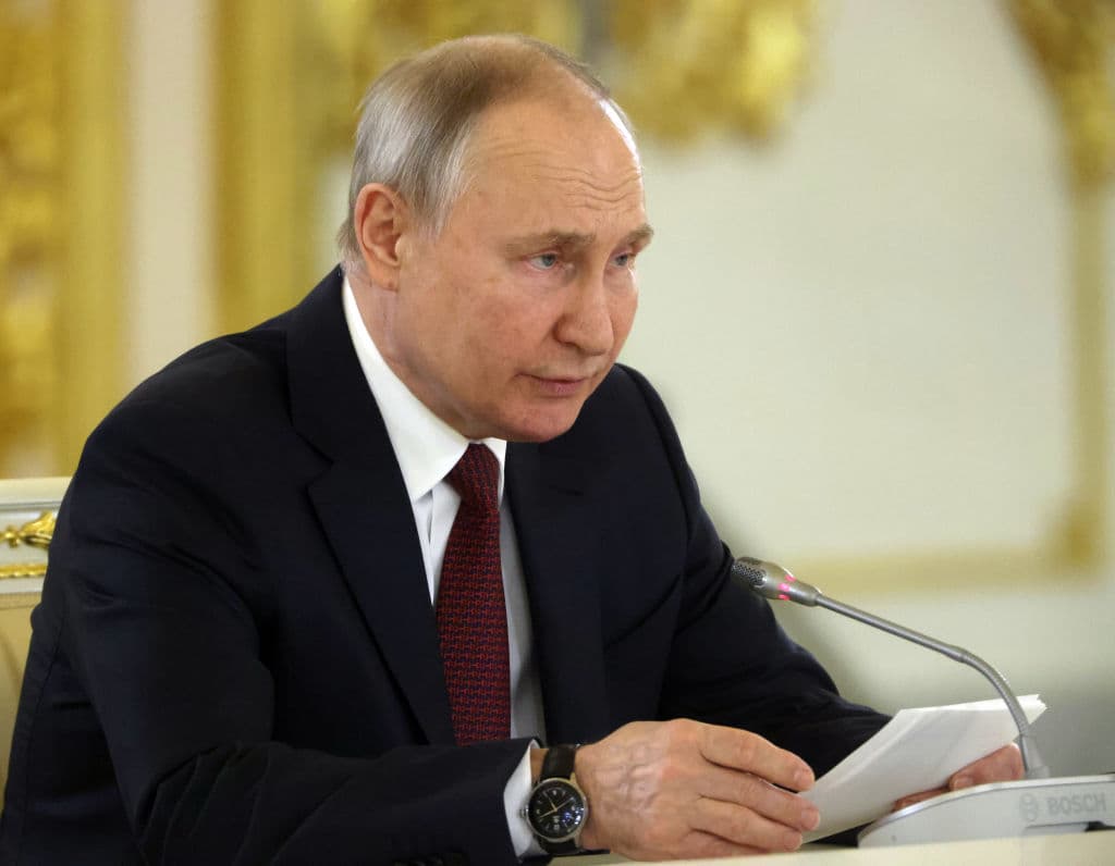 Putin threatens to place tactical nuclear weapons in Belarus