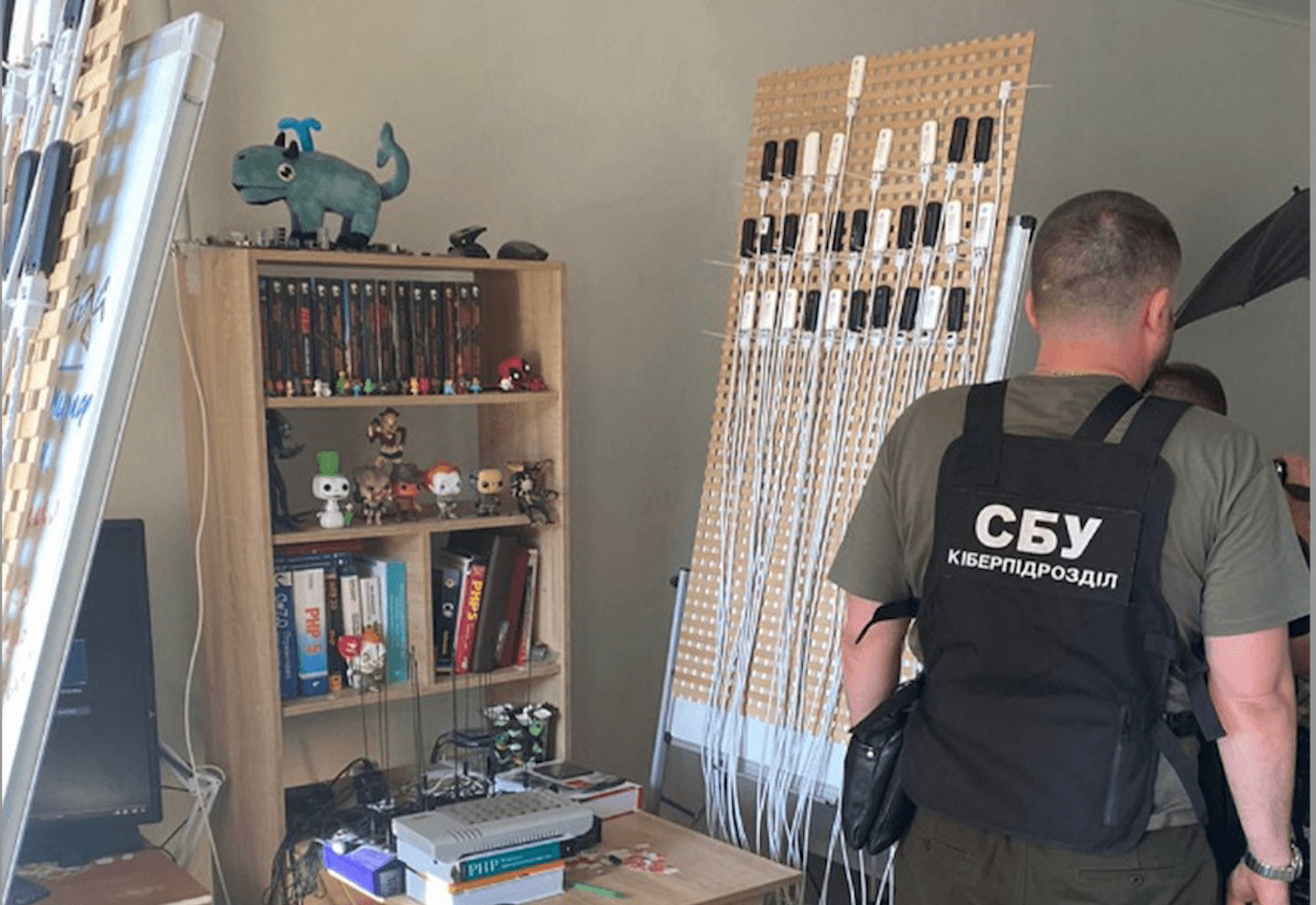Security Service busts ‘million-bot’ farm used to discredit Ukrainian leadership, media allege Poroshenko’s party involvement