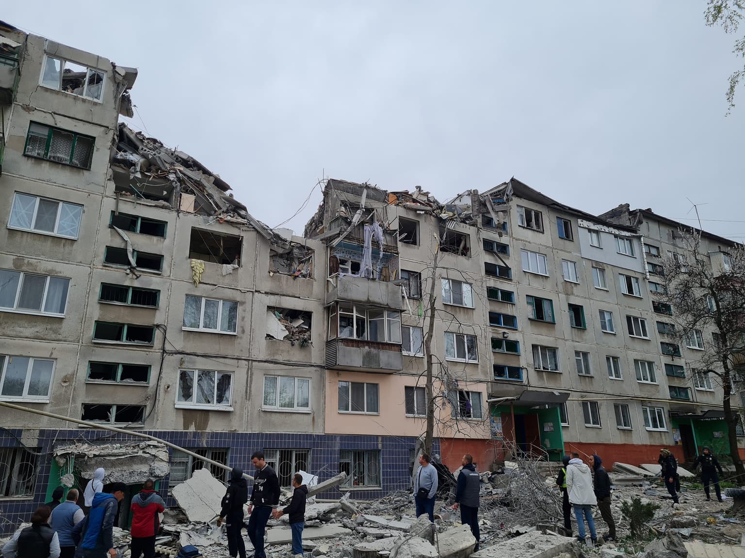 Russia launches several attacks against Sloviansk on April 14, killing 1