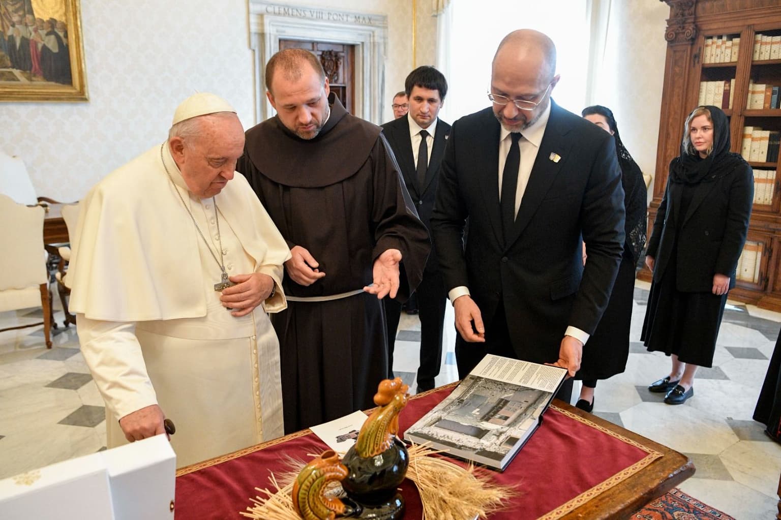 PM Shmyhal meets Pope Francis in Vatican, invites him to Ukraine