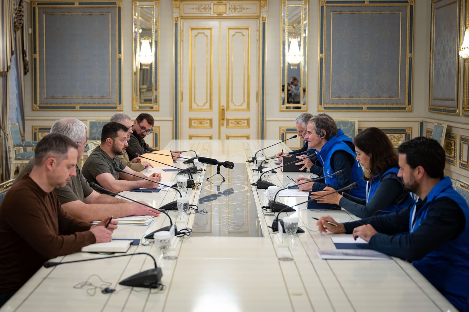 Zelensky meets with IAEA head in Kyiv