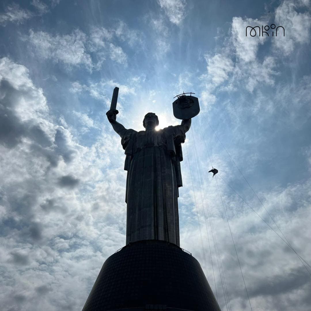 Culture Ministry: Work begins to replace Soviet symbols on Motherland Monument.