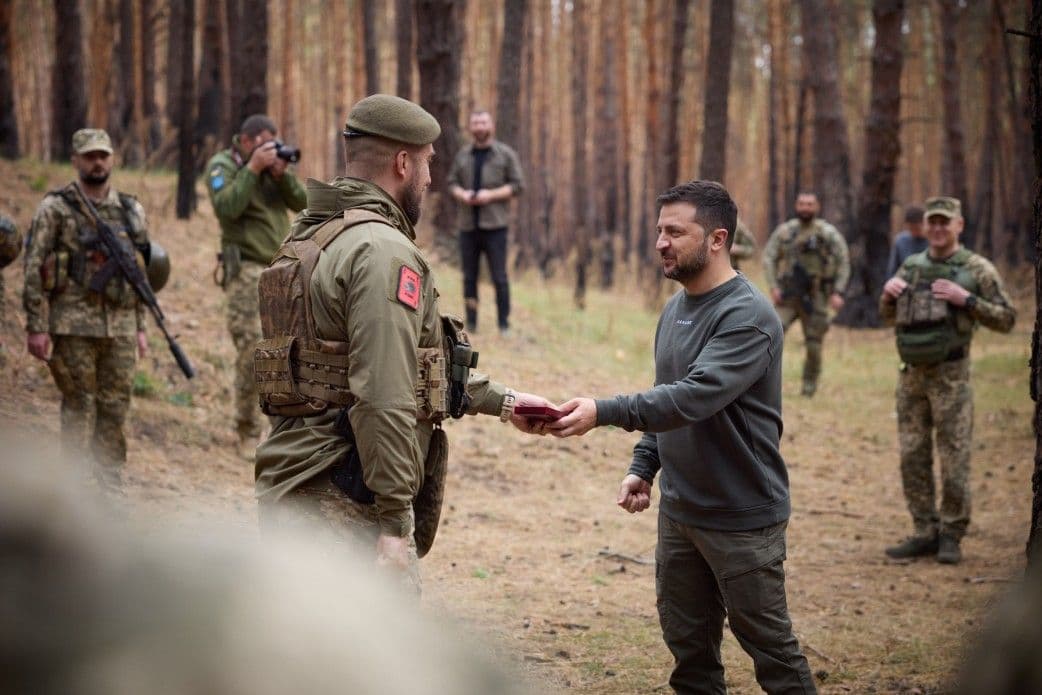Zelensky meets soldiers fighting on Kupiansk-Lyman axis