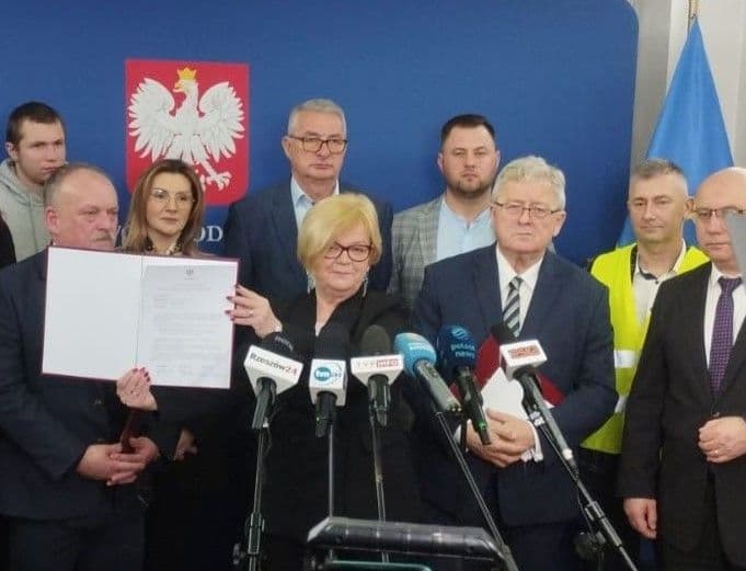 Polish government reaches deal with farmers to suspend border blockade