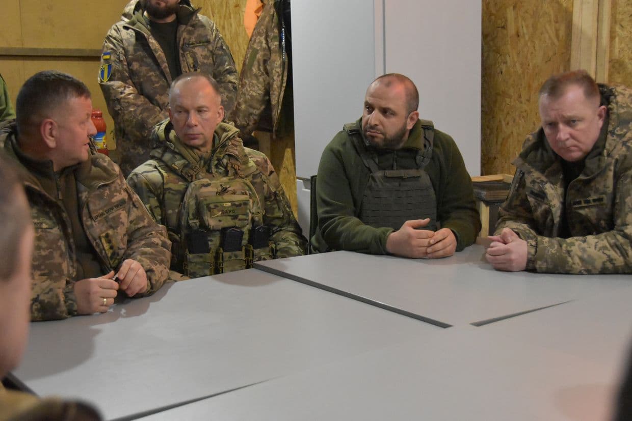 Defense minister, commanders visit eastern front