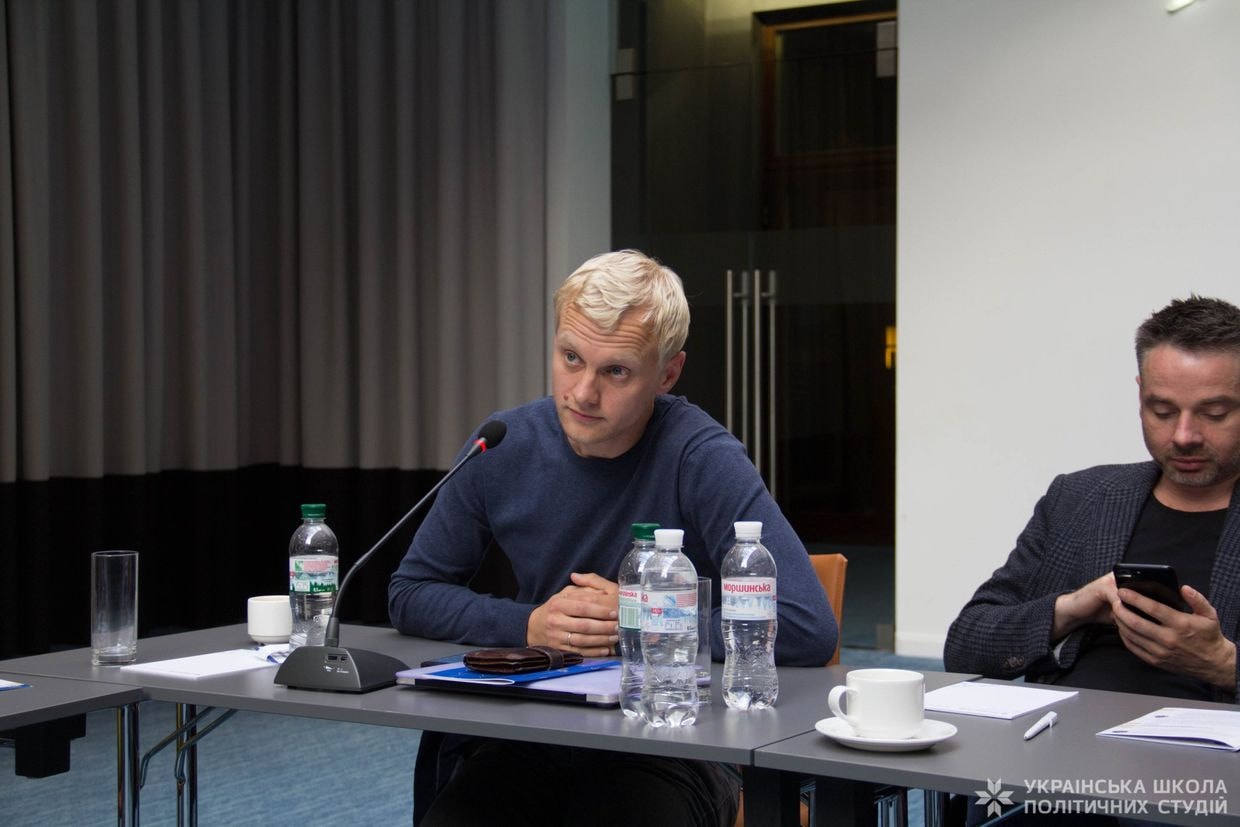 Vitaly Shabunin (L) speaks at the Ukrainian school of political studies on Sept. 26, 2019.