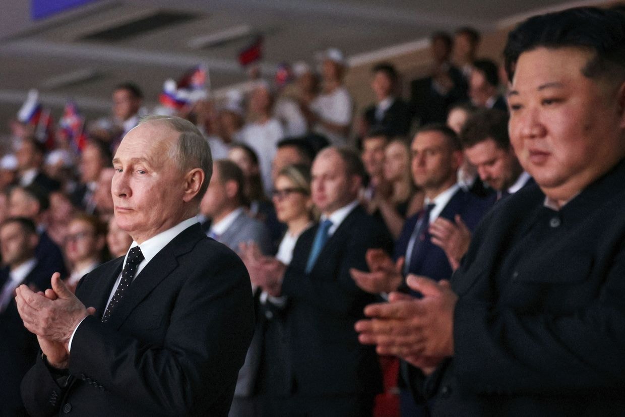Russian President Vladimir Putin (L) and North Korea's leader Kim Jong Un (R) at the concert in Pyongyang, North Korea