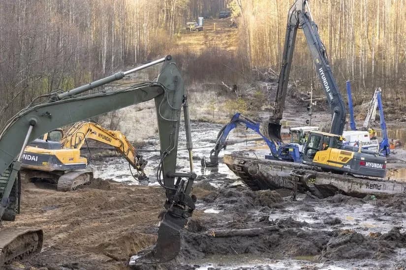 Lithuania says vehicle carrying 4 US soldiers pulled from swamp; no news on the troops