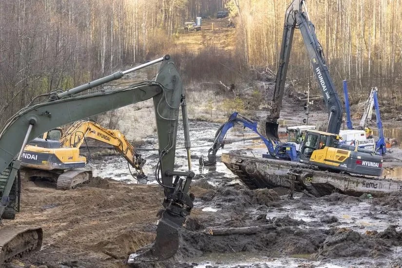 Lithuania says vehicle carrying 4 US soldiers pulled from swamp; no news on the troops