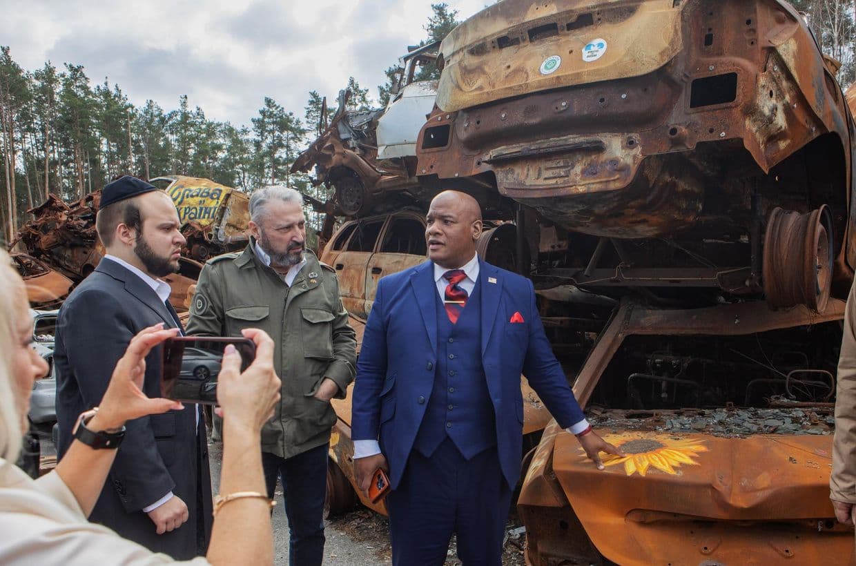 Trump's spiritual adviser visits Bucha, meets Ukraine's religious leaders