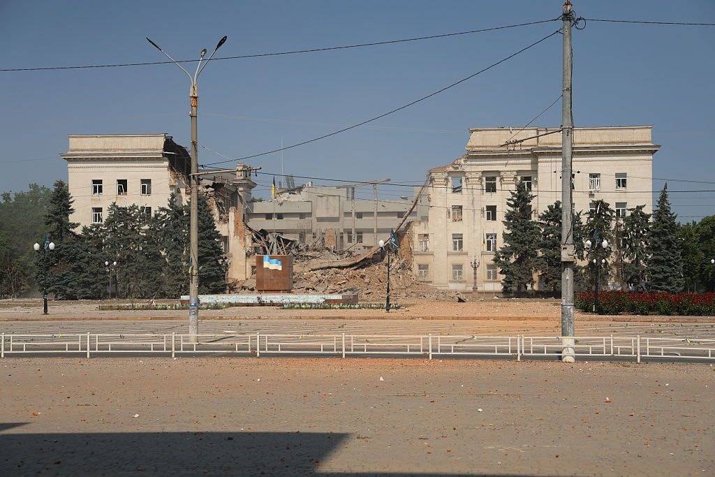 Russia bombs central Kherson, partially destroys regional administration building