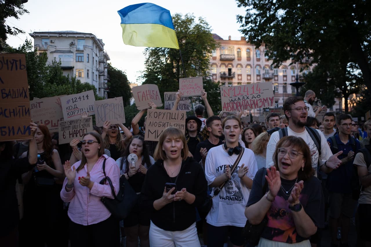 Around 90% of Ukrainians believe government should be criticized even during war, poll shows