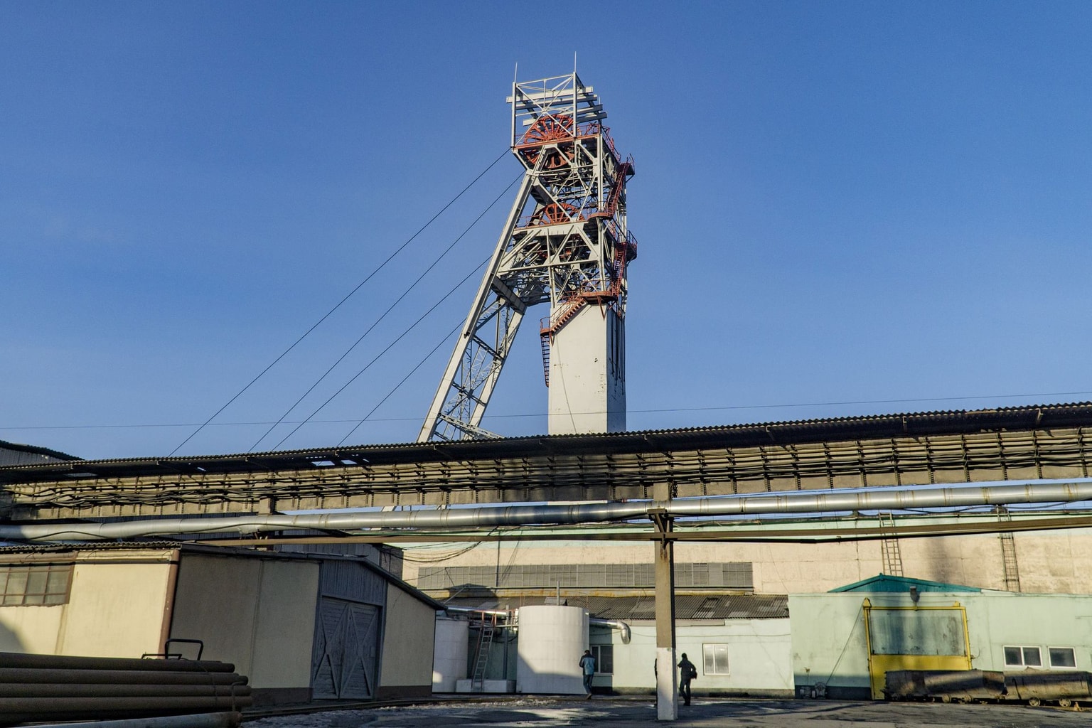 Russia attacks coal mine in central Ukraine with nearly 500 workers underground
