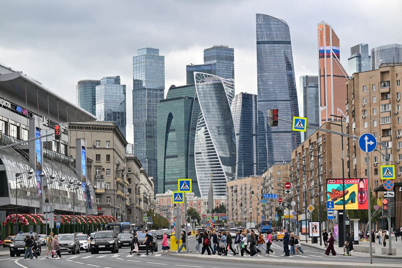 Russia's strong currency puzzles economists, signals economic woes