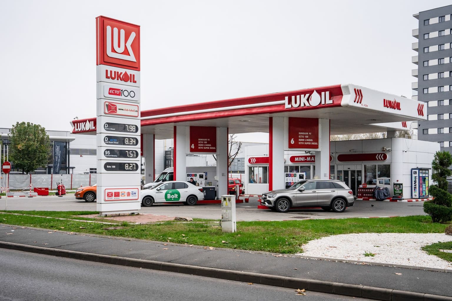 Lukoil agrees to sell most of its foreign assets to US investment group