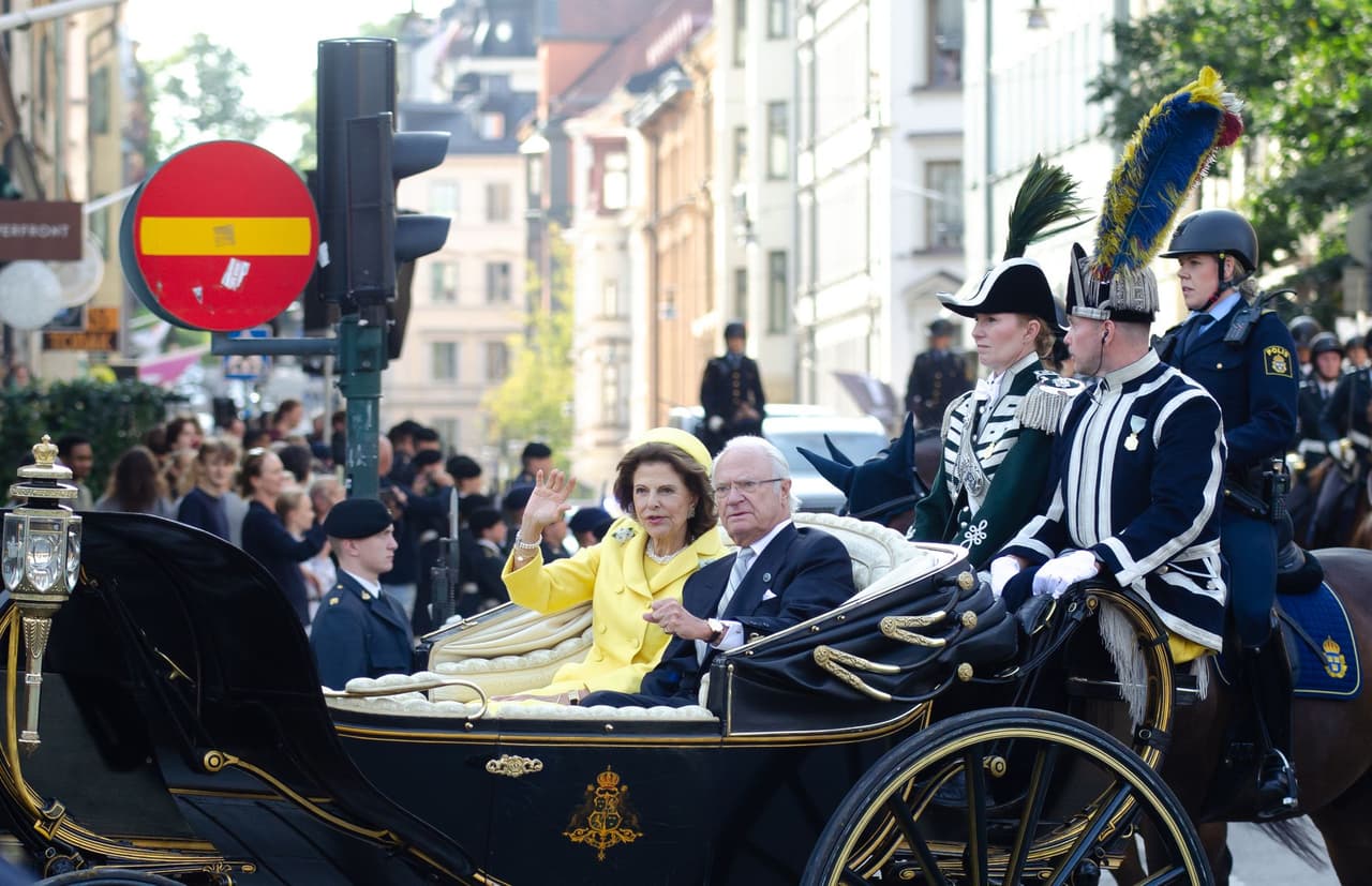 Swedish king Carl Gustaf visits Ukraine, meets Zelensky