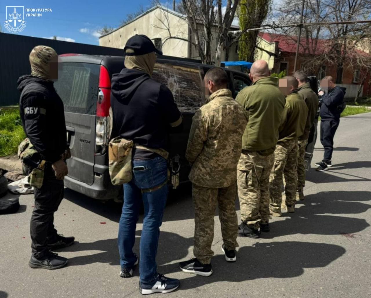 Draft officers arrested for kidnapping a man, demanding $30,000 bribe in Odesa; office chief suspended
