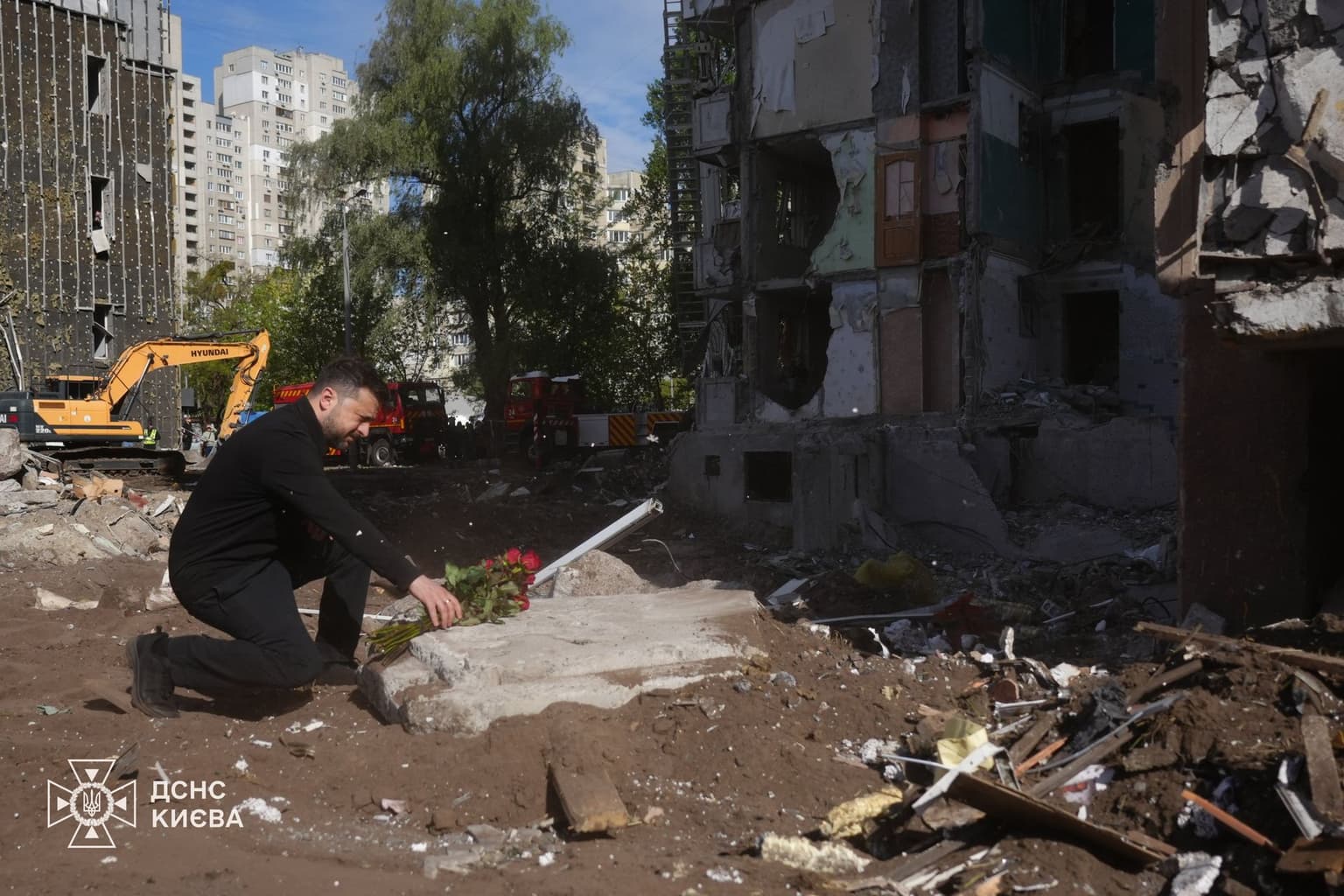 Zelensky pays respects to victims of May 14 Russian attack on Kyiv as capital marks day of mourning
