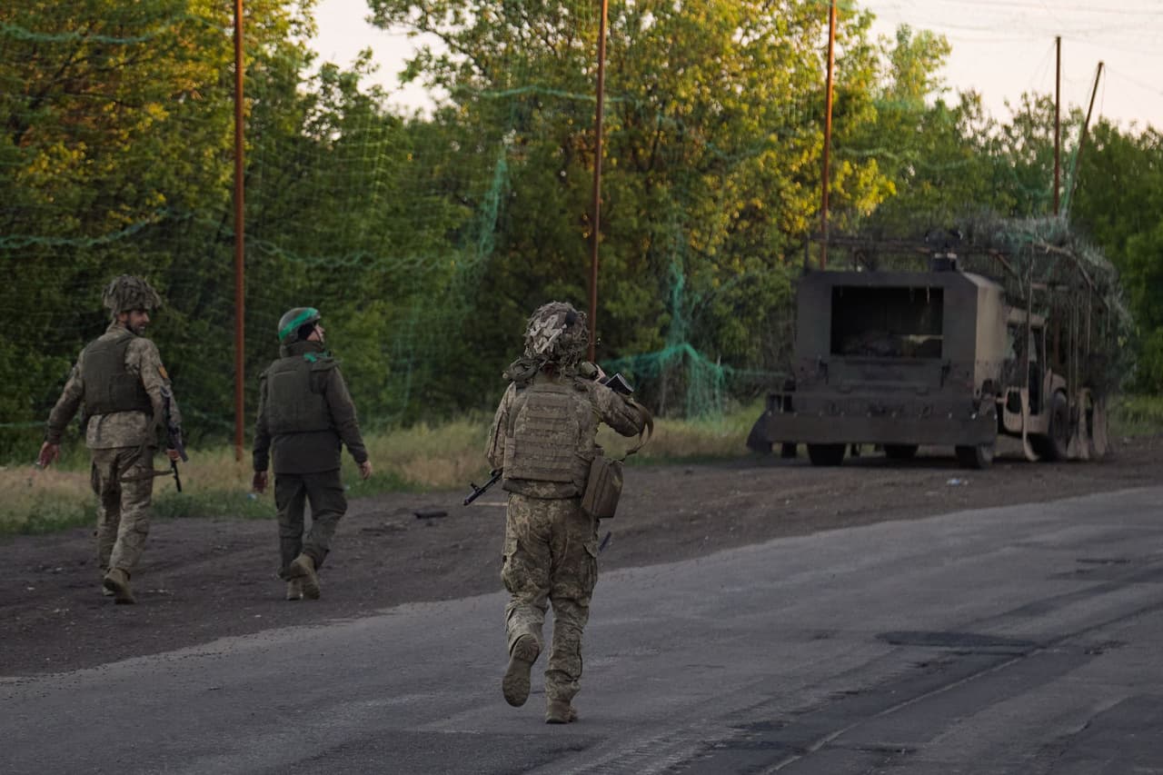 Units of Ukraine's army reportedly ordered to halt fighting as Trump confirms US envoys set to travel for peace talks