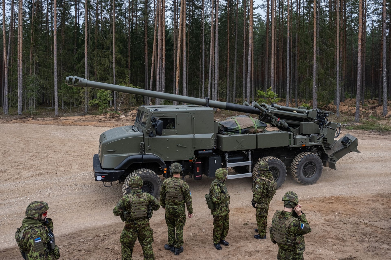Estonian reservists conduct a defense readiness exercise with Caesar 155mm self-propelled howitzers at the Nursipalu training area in Võru, Estonia, on Oct. 2, 2025.
