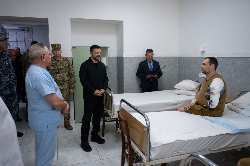 Zelensky meets wounded soldiers, veterans in visit to Odesa