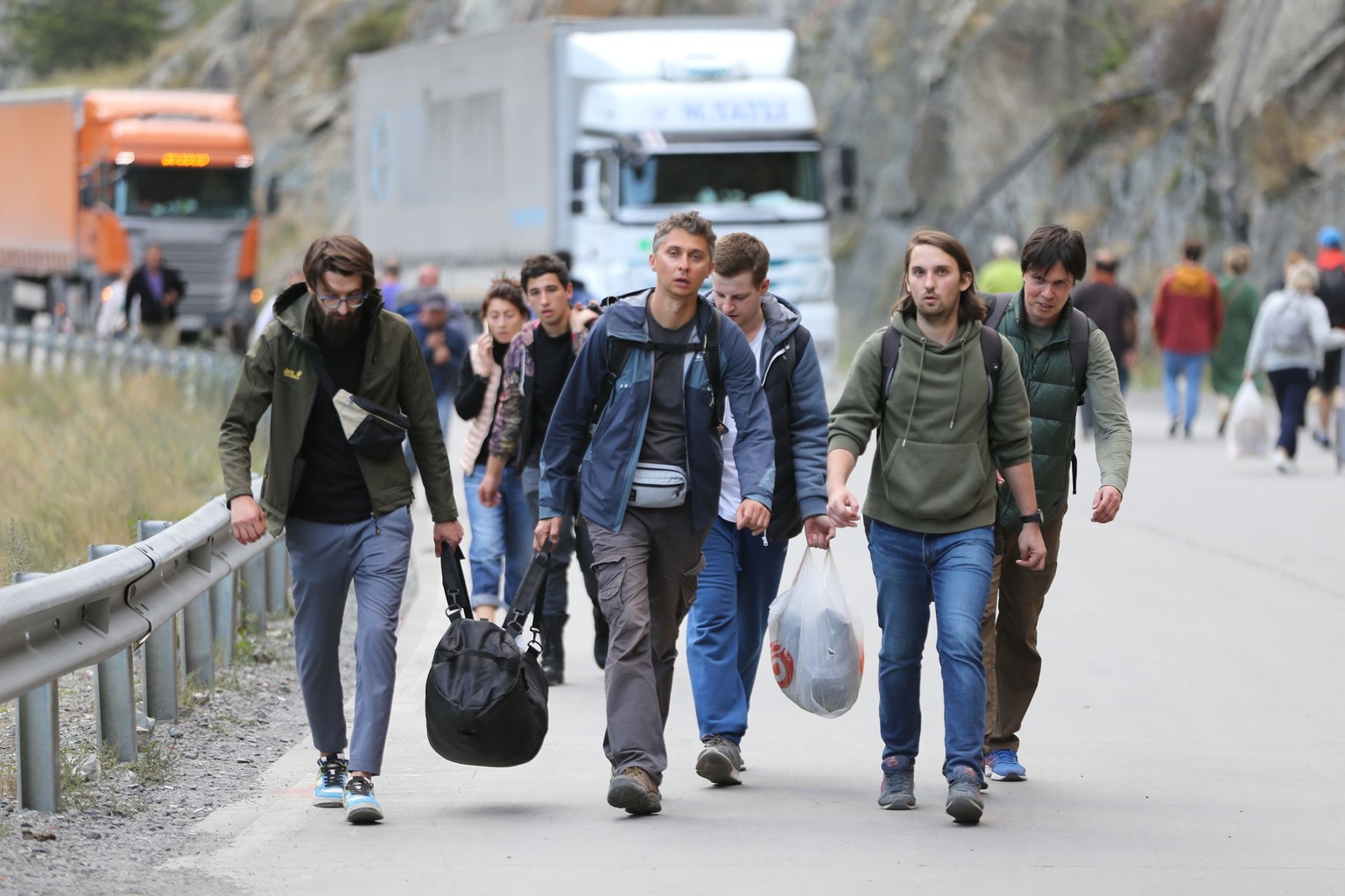 Russians queue to leave the country at the Kazbegi border crossing in Georgia on September 28, 2022.