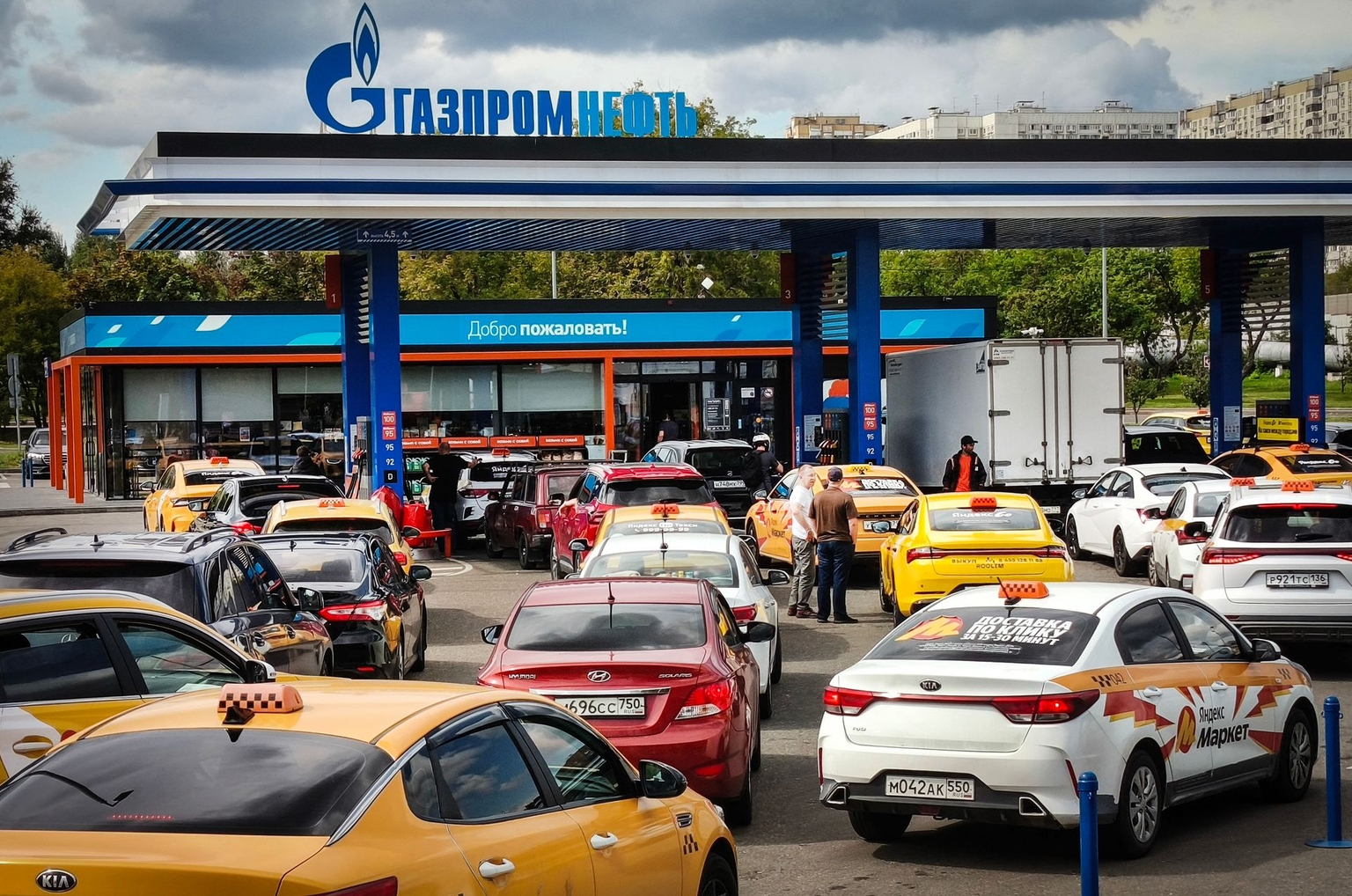 Vehicles queue at a Gazpromneft petrol station in Moscow, Russia, on August 18, 2026.