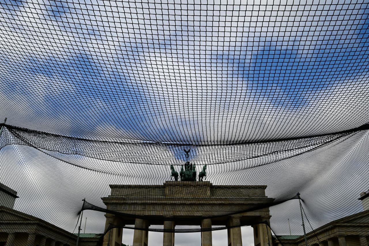 Anti-drone net appears in central Berlin to mark Ukraine's Independence Day