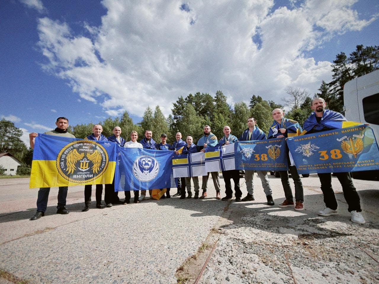 10 Ukrainian soldiers believed missing return home from Russian captivity in 'special exchange'