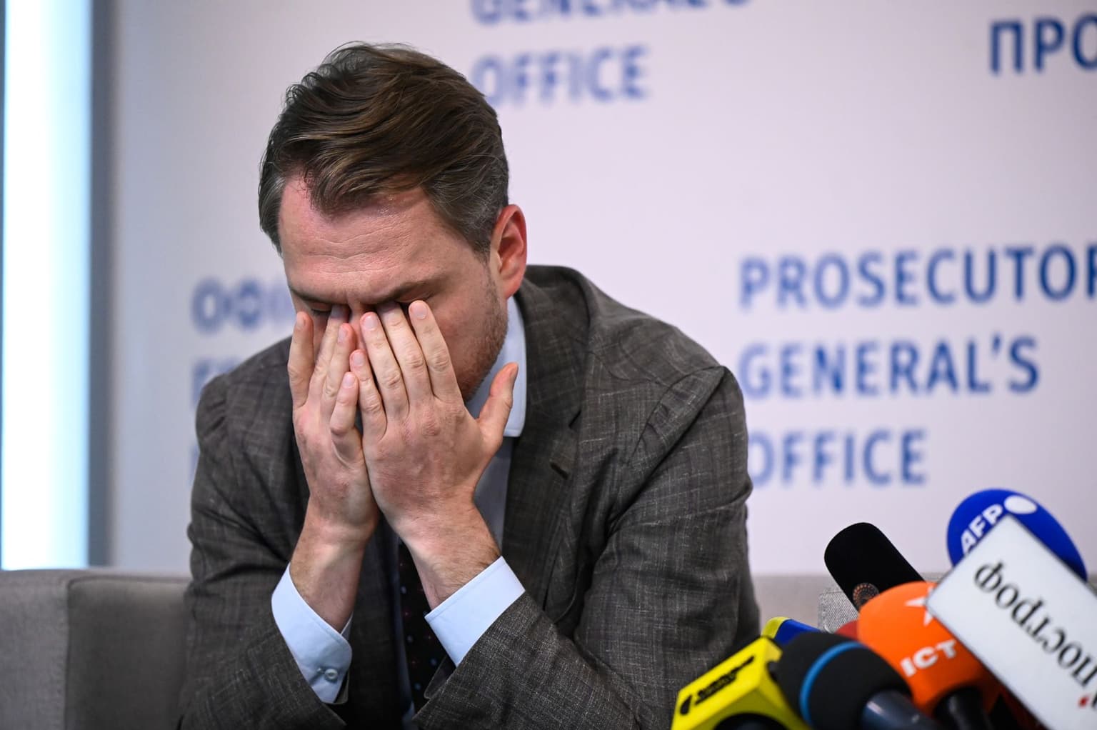 Ukrainian parliament dismisses prosecutor general amid corruption scandal, anti-graft war and bizarre Paris trip